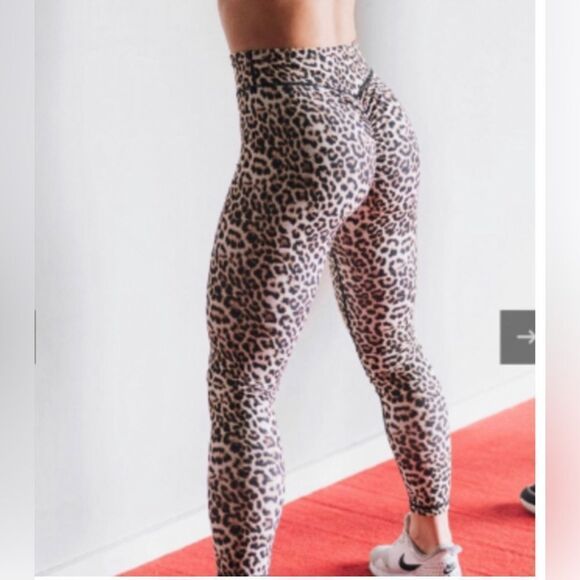 ZYIA Active Wear Leopard Print Scrunch Butt 7/8 legging Size 4 - Picture 1 of 6